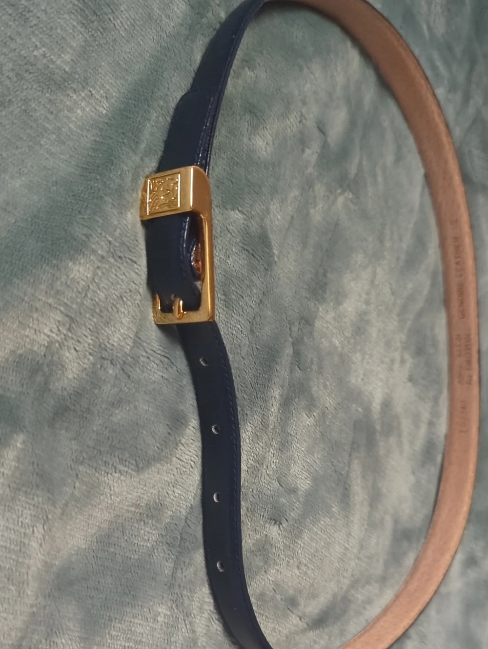 14-AK Women's Slim Black Leather Belt w/Gold Buckle. Small size. Pre-loved